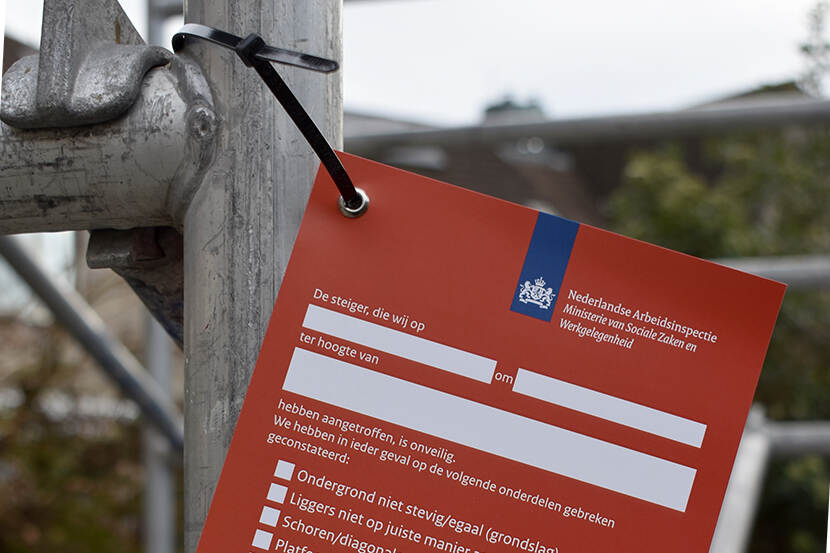 Voorbeeld van een rood label op een steiger